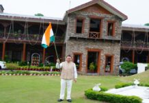 HAR GHAR TIRANGA CAMPAIGN : सीएम धामी ने अपने आवास पर फहराया तिरंगा, दिया ‘हर घर तिरंगा’ अभियान का संदेश HAR GHAR TIRANGA CAMPAIGN