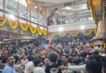 Ujjain Mahakal Temple News : महाकाल मंदिर में बवाल, नंदी हॉल में कांवड़ियों ने किया जमकर हंगामा; बैरिकेड तोड़ गर्भगृह में घुसने की कोशिश Ujjain Mahakal Temple News
